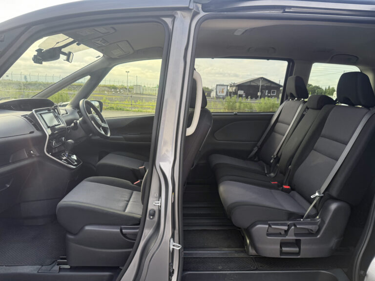 J-Nissan Serena Hybrid 4WD (2)